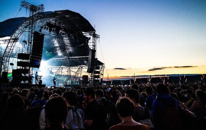 Festival Fashion Lookbook: Trendy and Fun Ensembles for Music Festivals